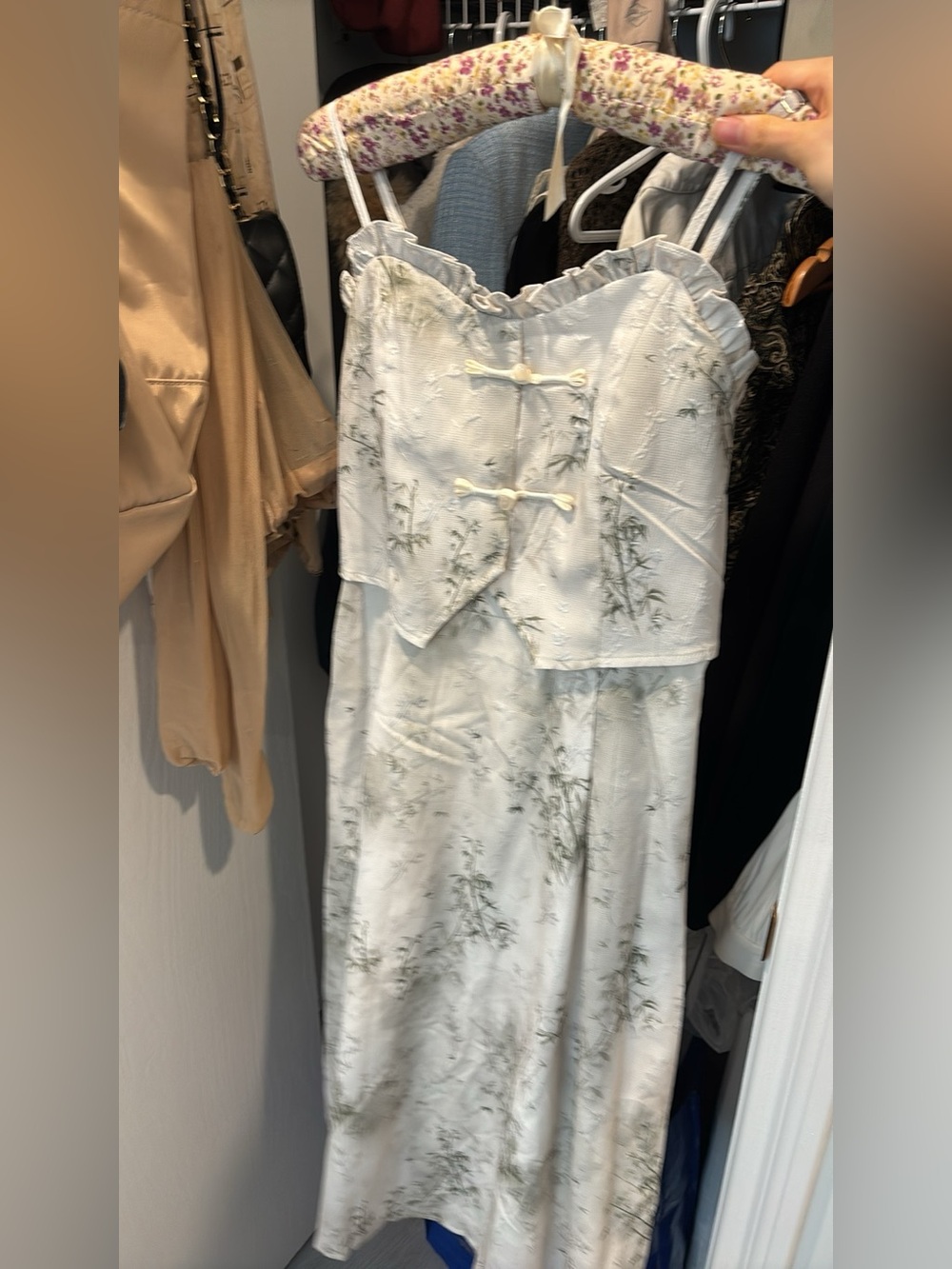 Delicate Sleeveless Floral Midi Dress in Soft White and Sage
